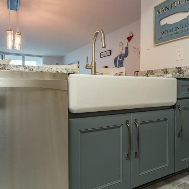 Farmhouse sink combined with Essex doors in Atlantic finish
